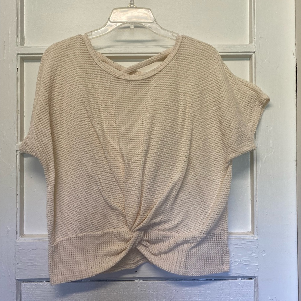 Love wins women’s shorts sleeves top front knotted X large